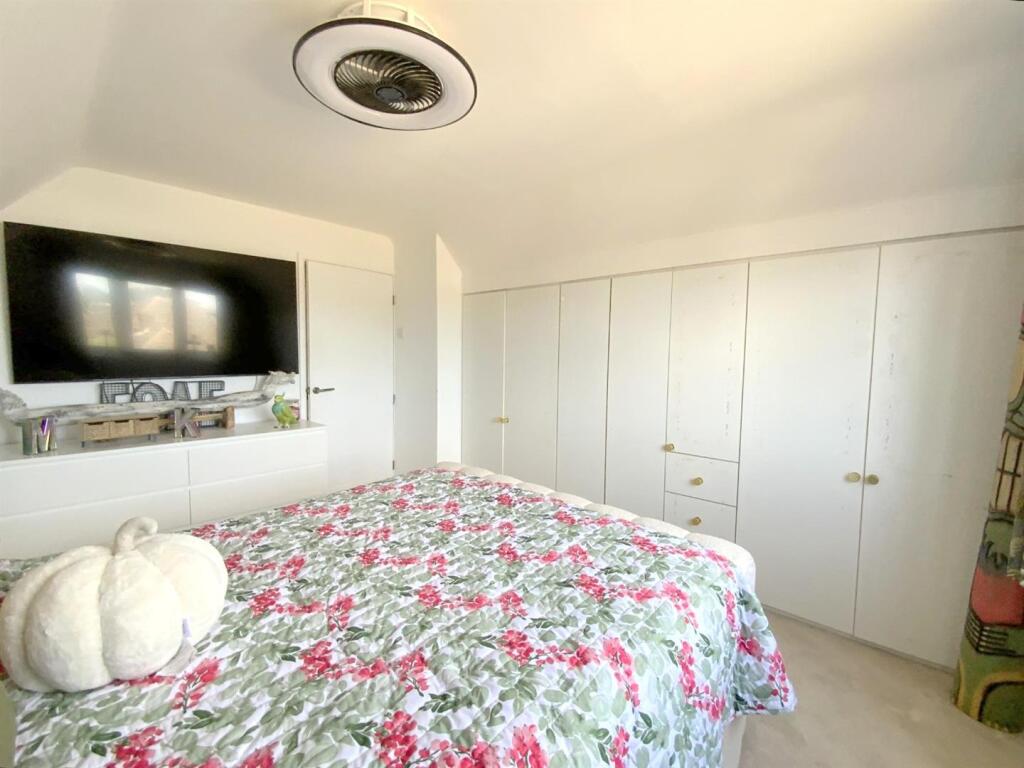 Moorland Drive, New Waltham photo 2