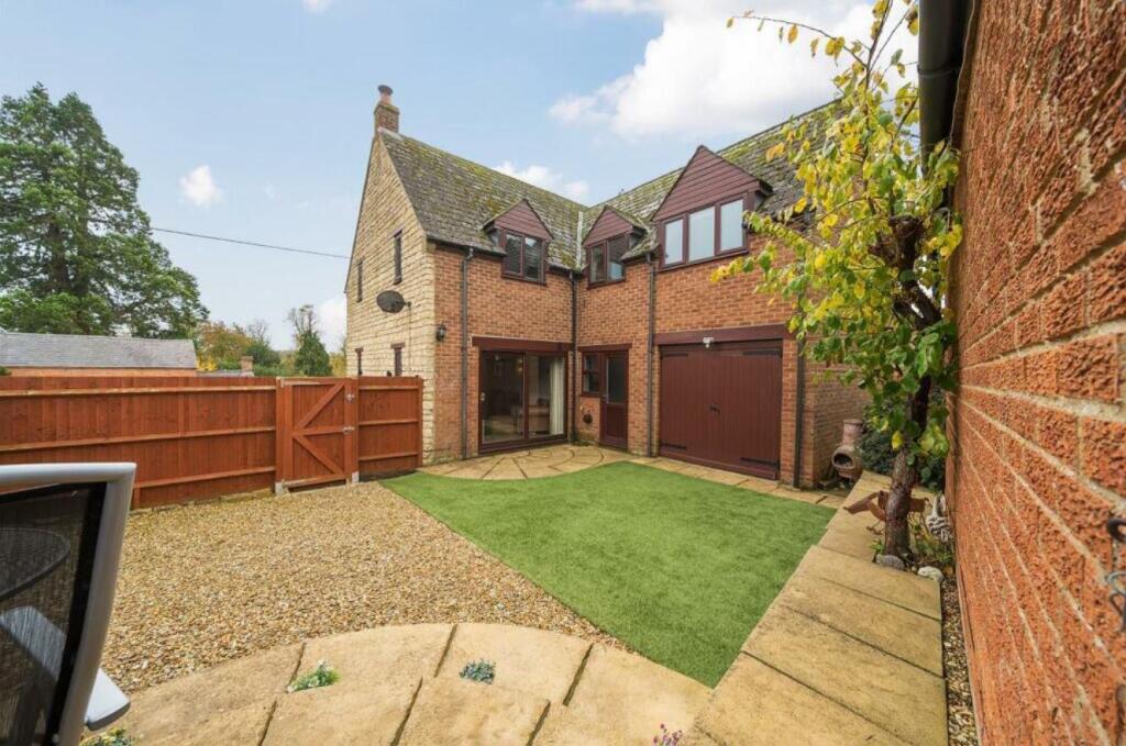 House in Helmdon, West Northamptonshire - More