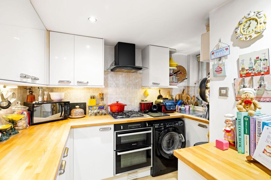 Apartment in Dover, Tower Hamlets - View 3