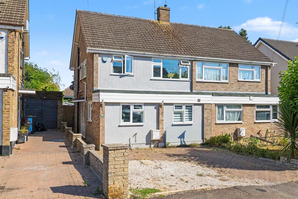 Main image of property: Hawthorn Way, Rayleigh, Essex, SS6 8SP