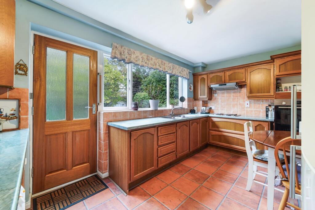 House in Epsom and Ewell, Woodcote, Epsom - View 4