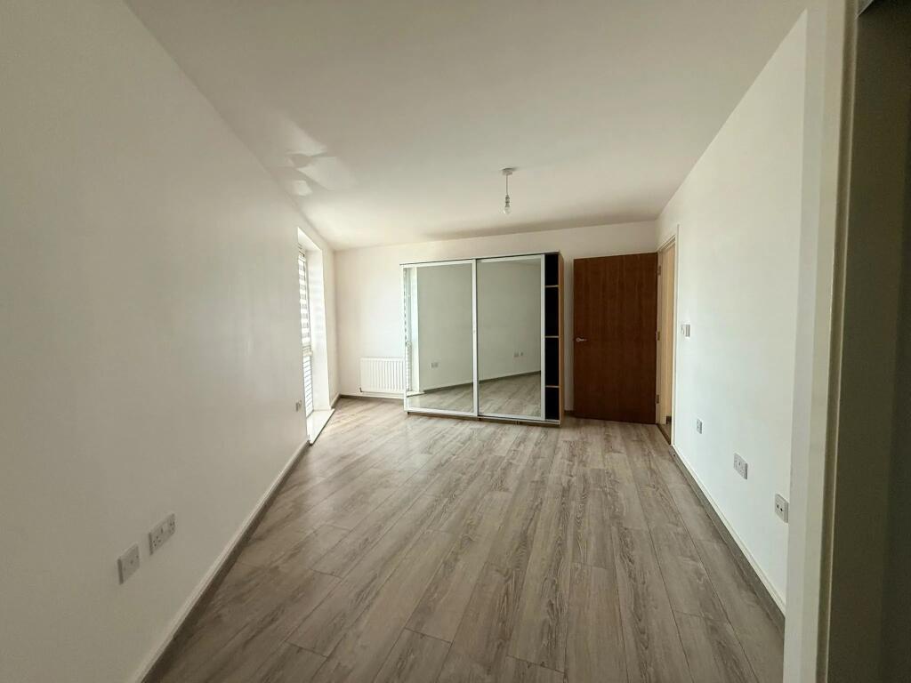 Apartment in Barking - View 3