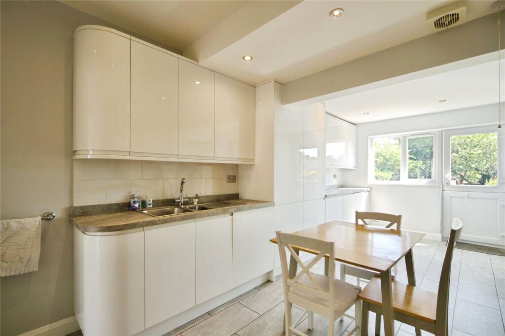 House in Romford - More