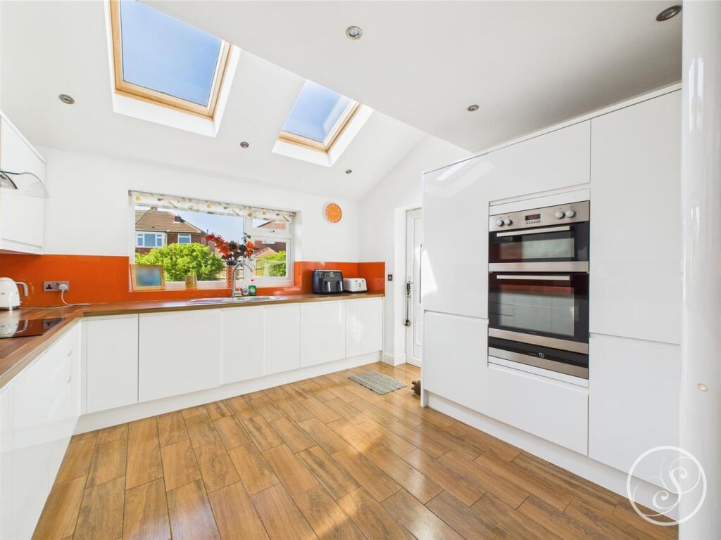 4 bedroom semi-detached house for sale in Windsor Mount, Leeds, LS15 - View 2