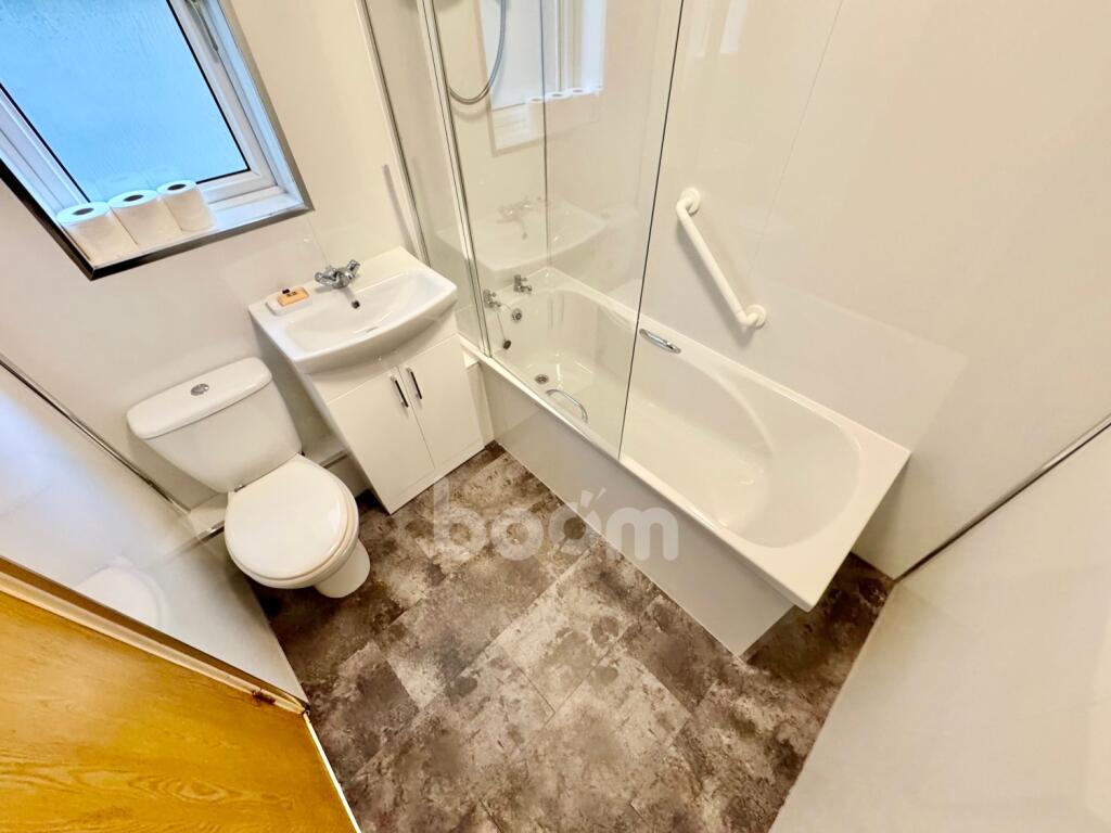 Apartment in Paisley, Renfrewshire - View 5