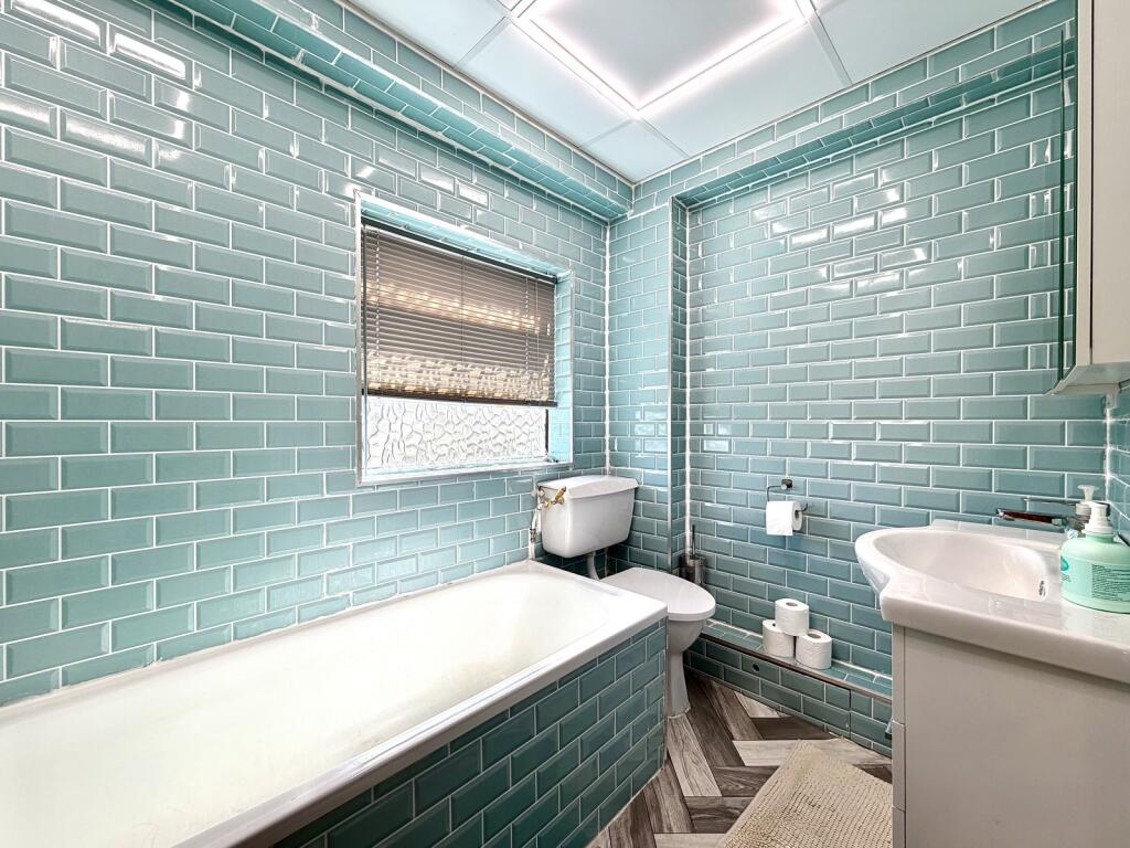 House in London, Royal Borough of Kingston upon Thames - View 4