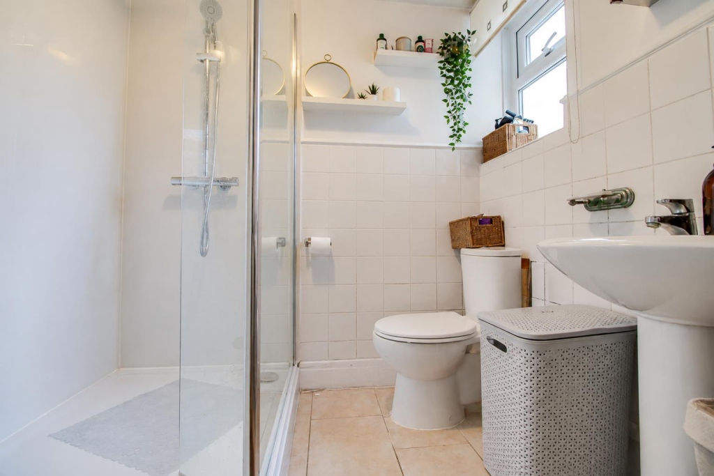 House in Southend-on-Sea, Prittlewell - More