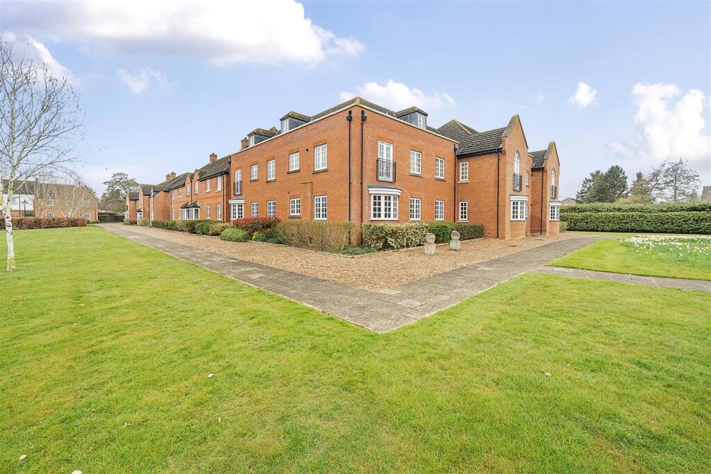 2-bed flat on Reffield Close, Towcester, NN12, £205,000