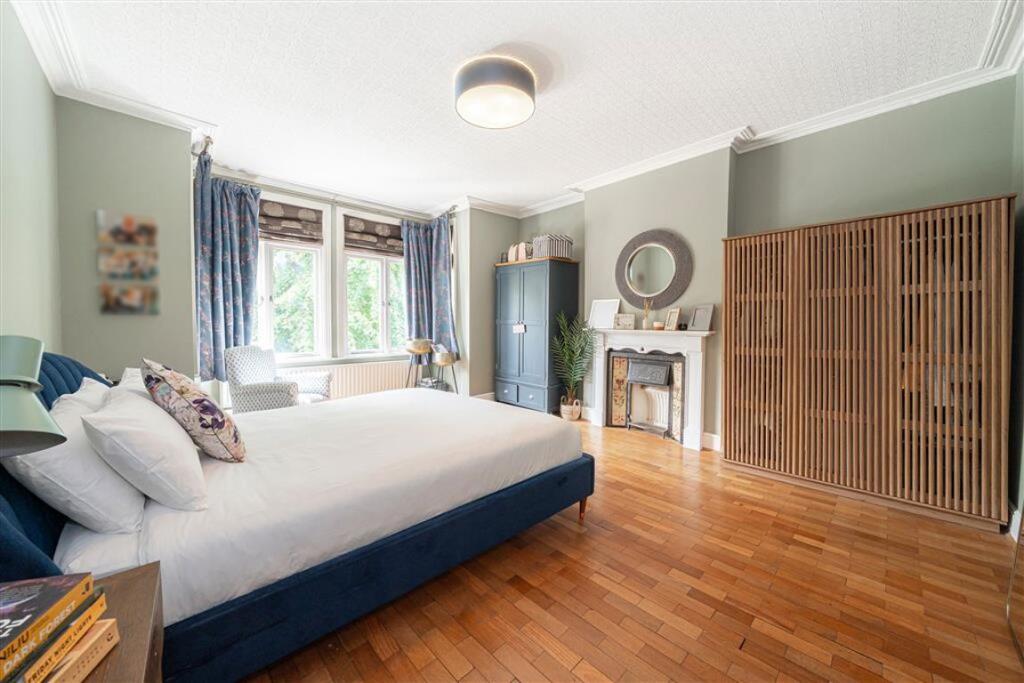 House in Twickenham - More