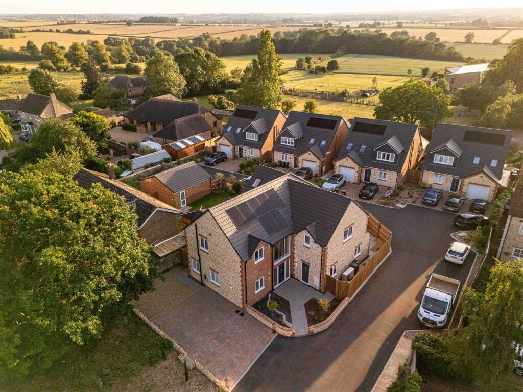 House in Wellingborough, North Northamptonshire - More