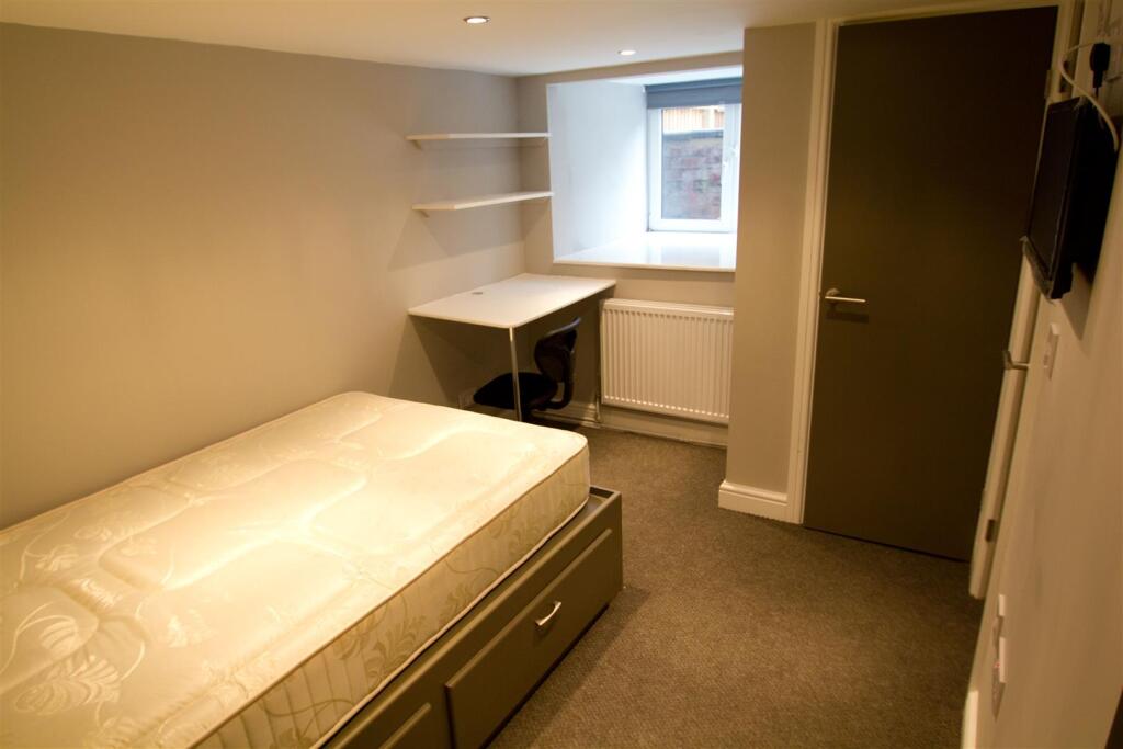 House in Leeds, West Yorkshire - View 5