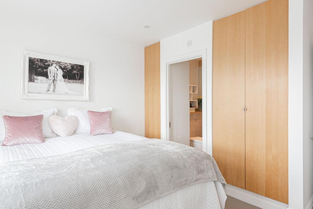 House in Elmbridge, Molesey - More