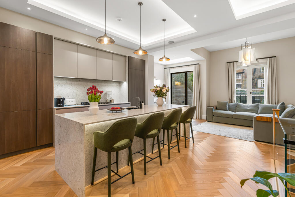Elm Park Road, Chelsea, London, SW3. 3 bedroom apartment for sale