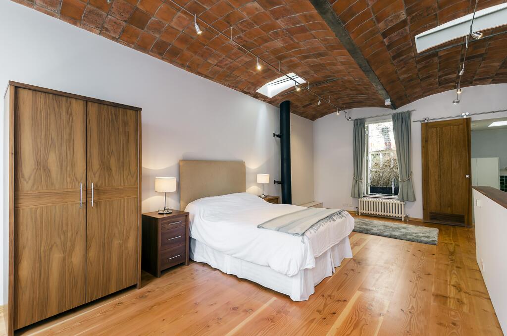 1 bedroom mews property for rent