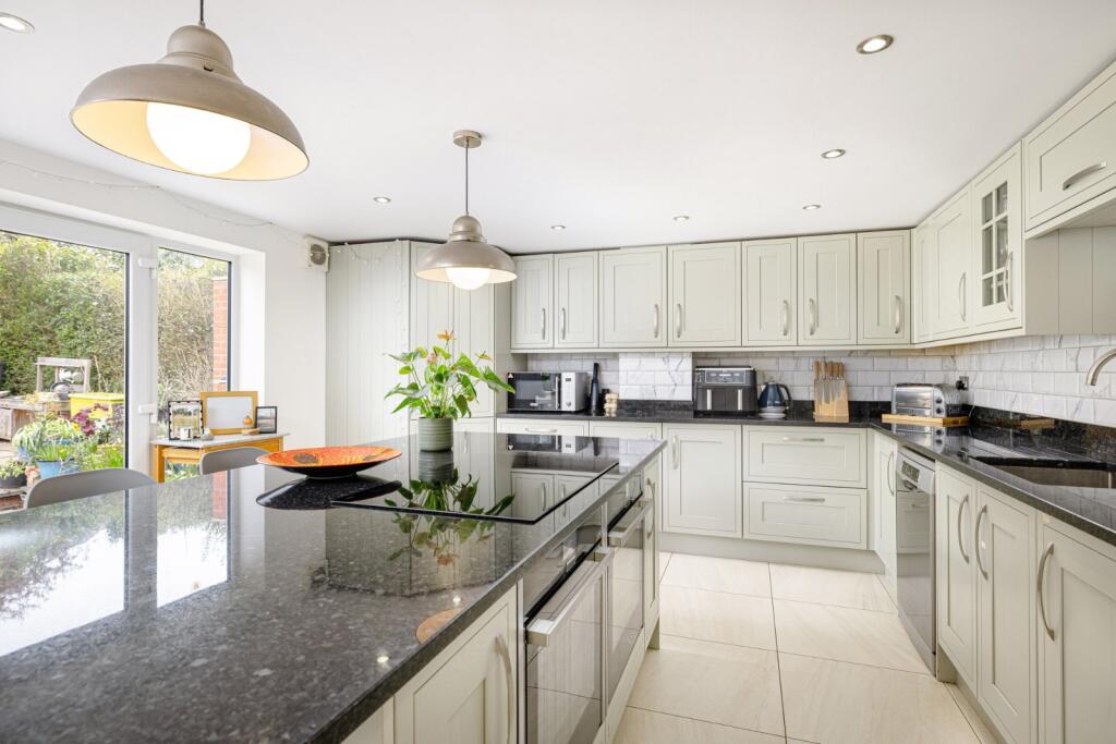St. Johns Crescent, Stansted, Essex, CM24 photo 4