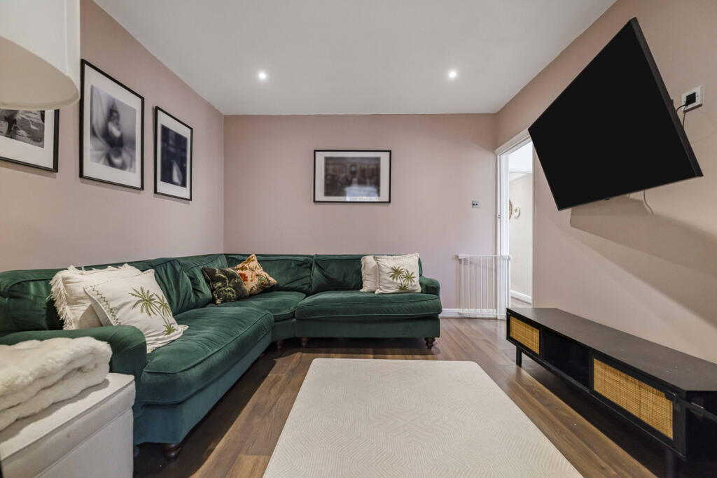 House in Bromley - More