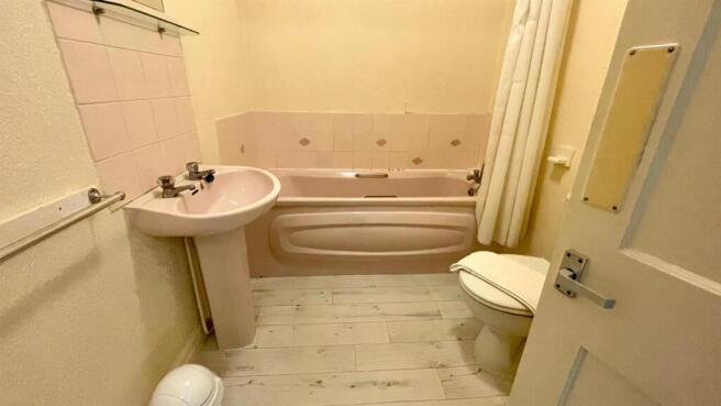 EN-SUITE BATHROOM