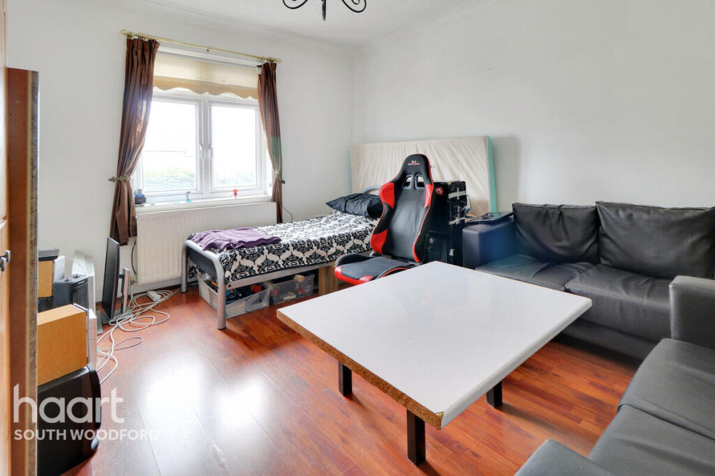 1-bed apartment on Hermon Hill, Wanstead, £250,000