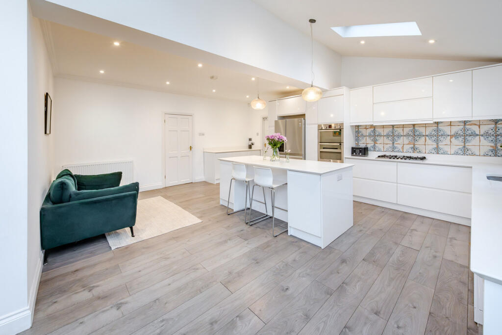 House in Weybridge - View 3