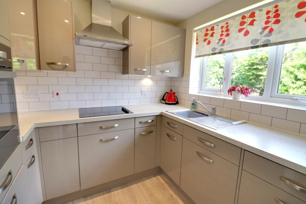 Apsley Lodge, London Road, Waterlooville photo 2