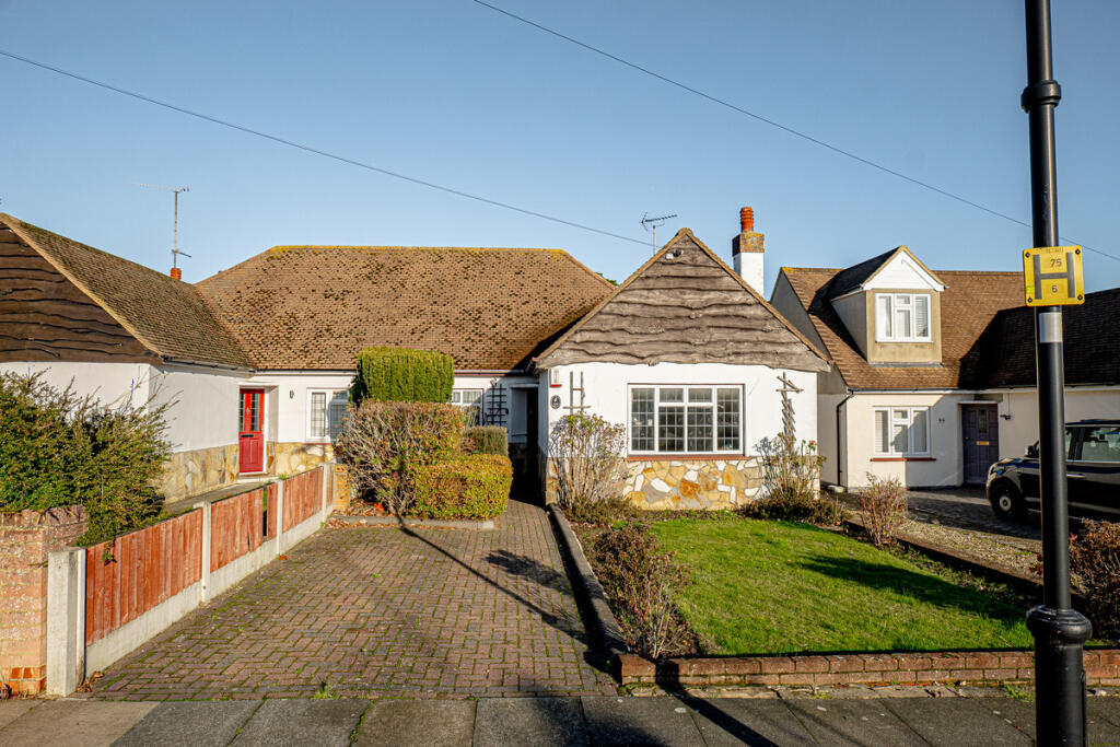 3-bed bungalow on Leighwood Avenue, Leigh-on-sea, SS9, £400,000