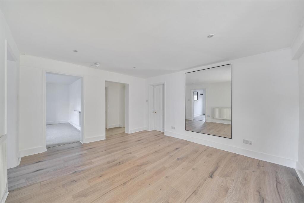 Apartment in Kingston upon Thames - View 5