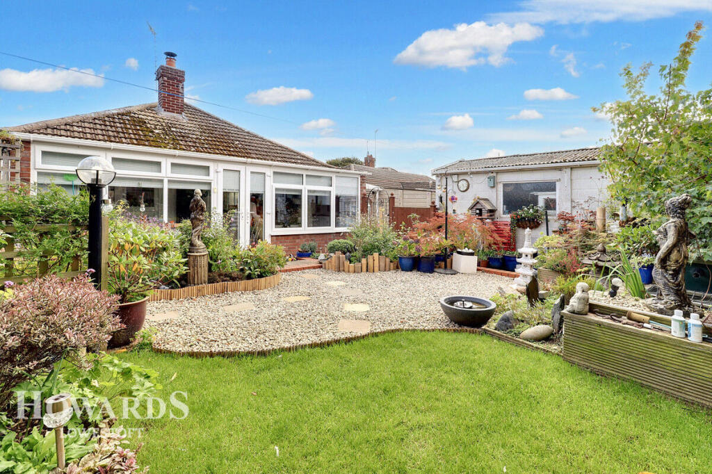2-bed bungalow on Higher Drive, Lowestoft, £270,000