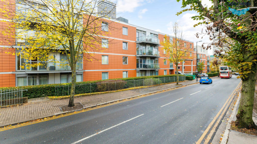 1-bed flat on Longitude Apartments, 7 Addiscombe Grove, Croydon, CR0 5BS, £157,500