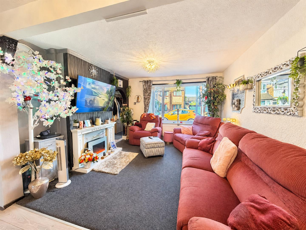 House in Oldham, Greater Manchester - More