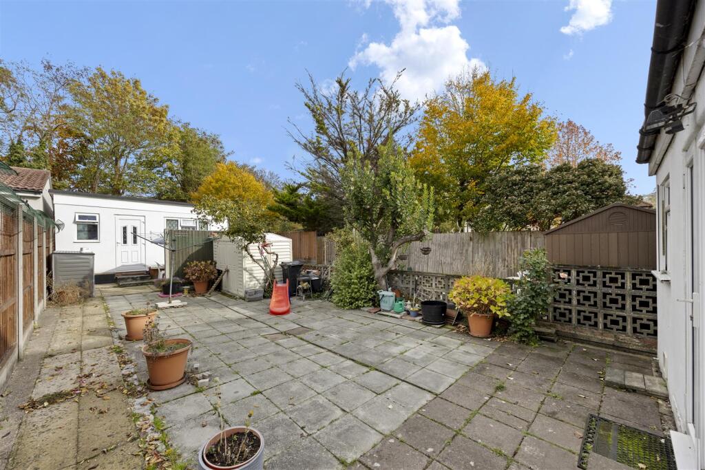 Woodhouse Avenue, Perivale, Greenford photo 3