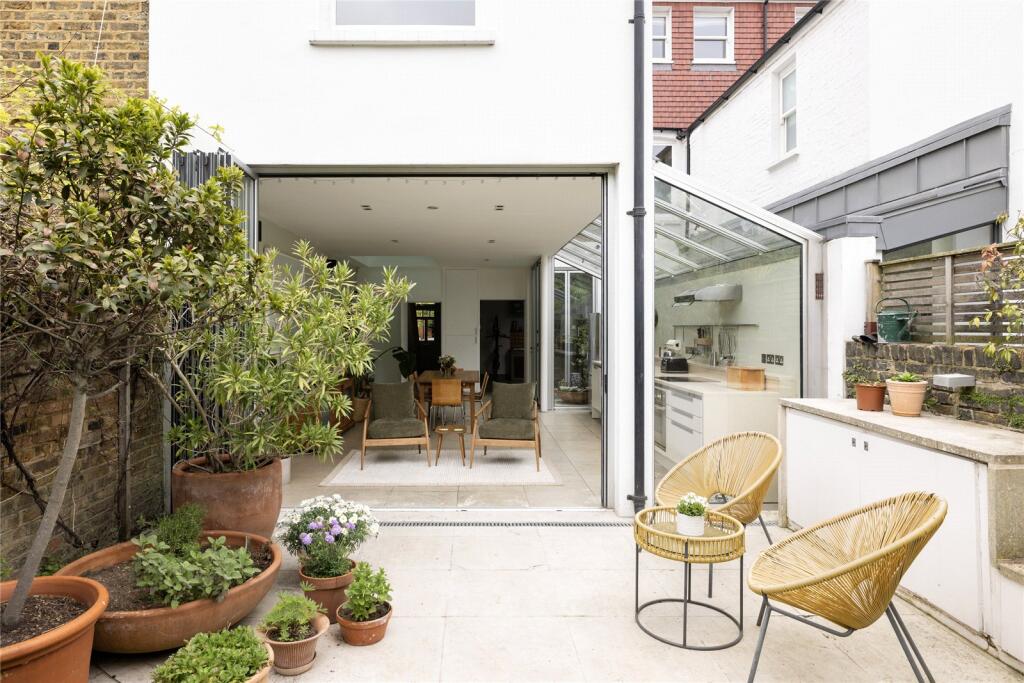 House in London, Silchester Estate, North Kensington - View 2