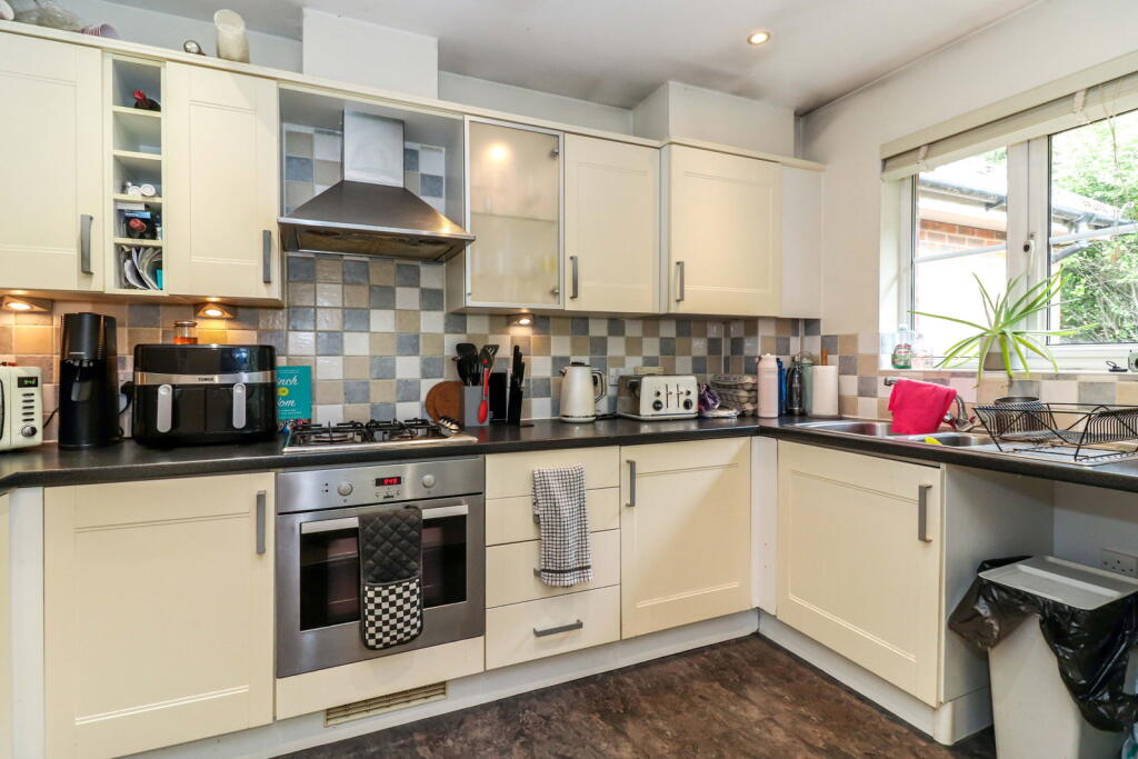 Apartment in Hemel Hempstead - View 3