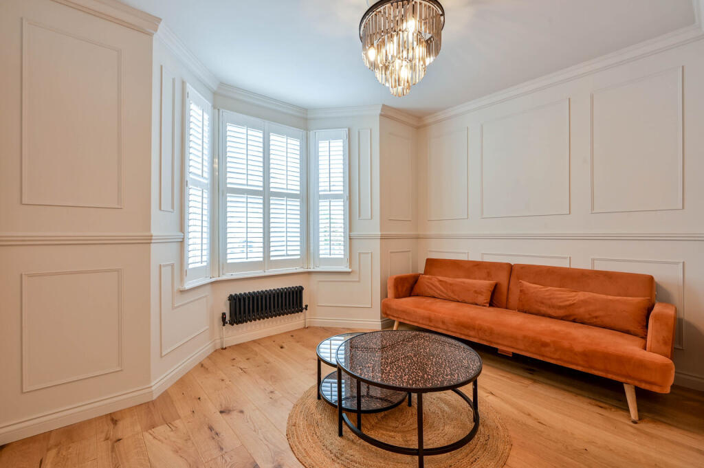 House in Kingston upon Thames - More