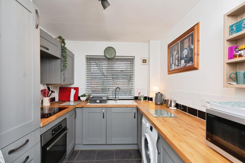 Norn Hill, Basingstoke, Hampshire, RG21 photo 3