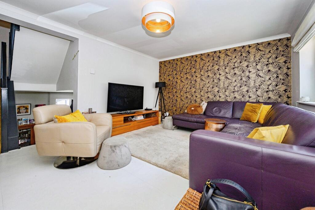 House in Hemel Hempstead - More