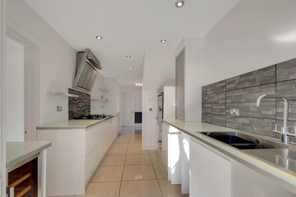 Yardeley, Basildon, Essex, SS15 photo 4