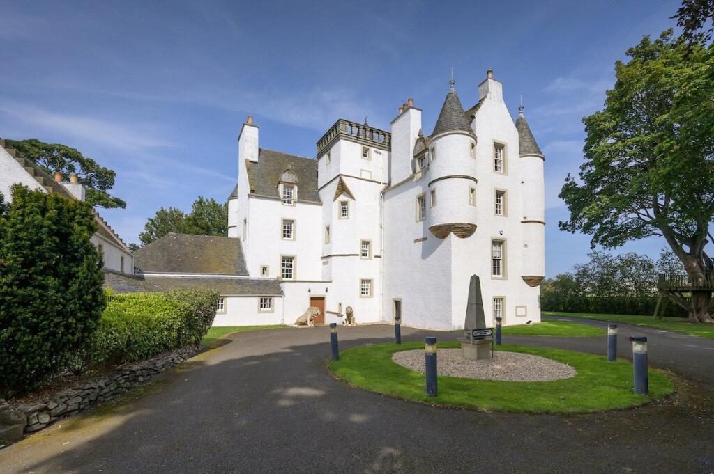 8 Bedroom Detached in EH12 9BQ
