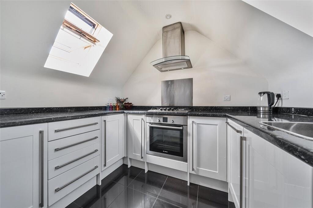 2-bed flat on Tankard Close, Newport Pagnell, Buckinghamshire, MK16, £250,000