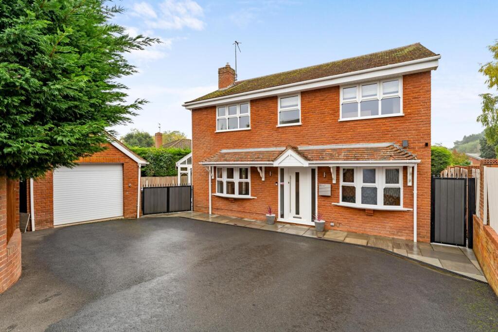4-bed detached on St. Johns Close, Swindon, South Staffordshire, £675,000