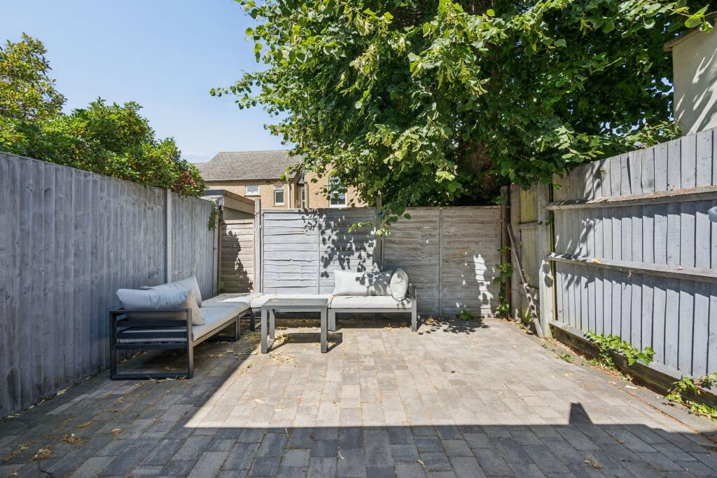 Bellfield Cottages, Park Road, Bushey Village, WD23 photo 4