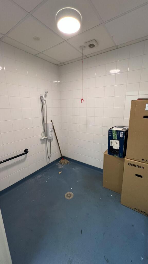 27-28 Stansted Distribution Centre - Shower Phot