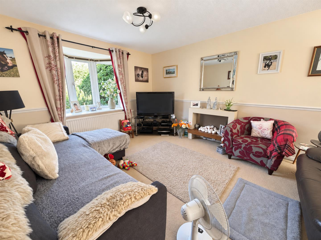 Damon Close, PEACEHAVEN photo 5
