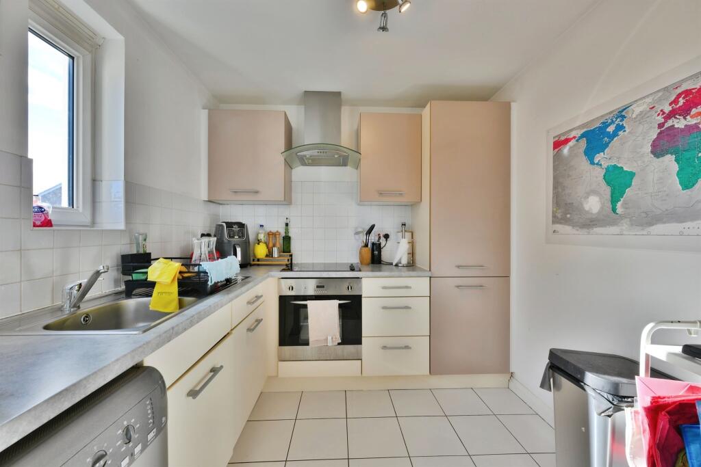Apartment in East Hertfordshire, Ware - View 5