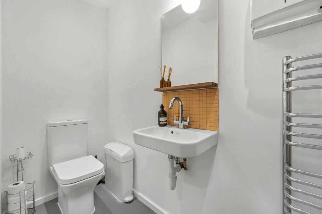 bathroom 1.jpg