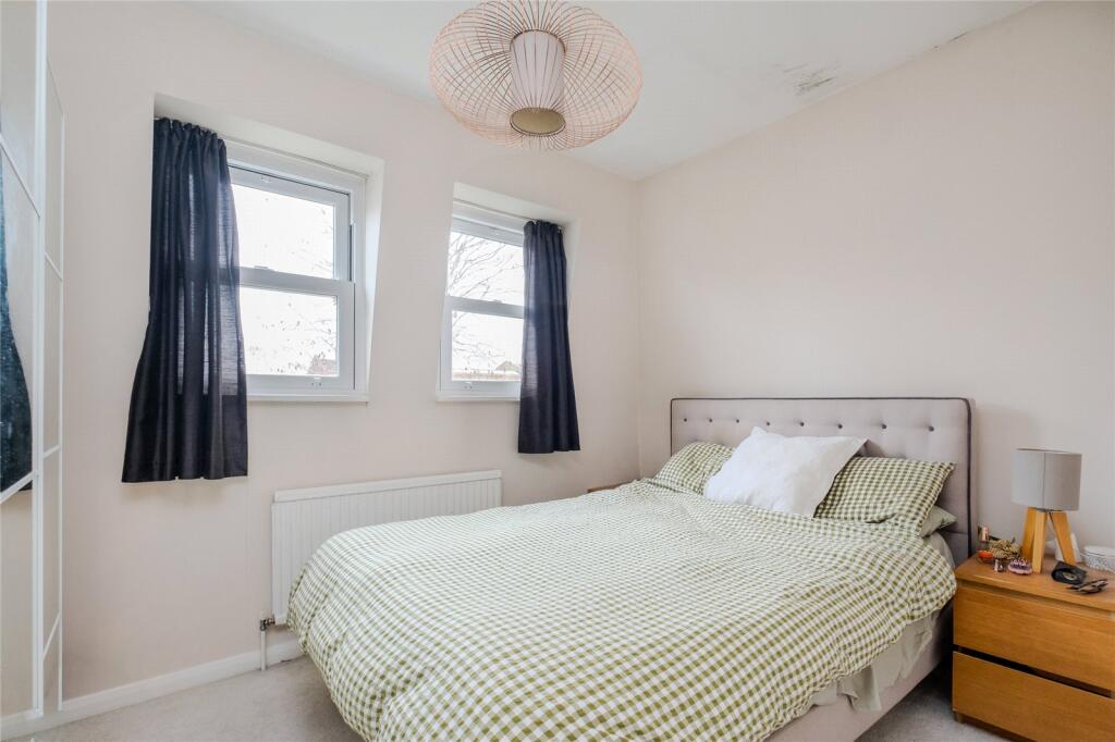 Pinfold Road, Streatham, Lambeth, London, SW16 photo 3
