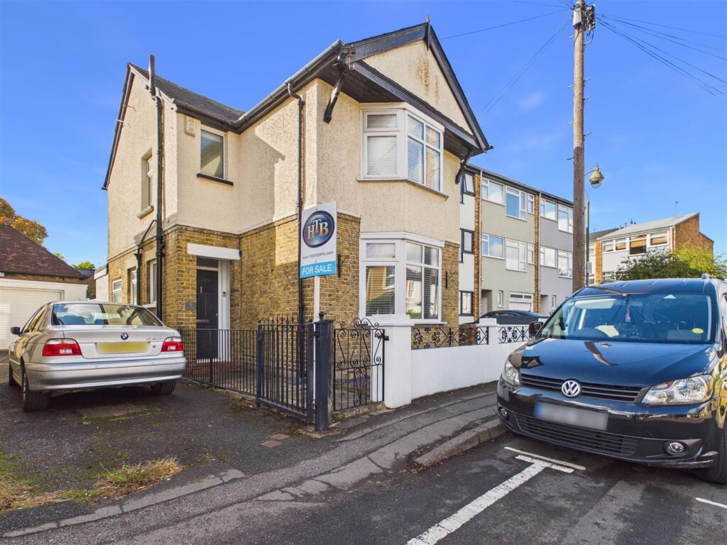 3-bed detached on Thames Street, Walton-On-Thames, £575,000