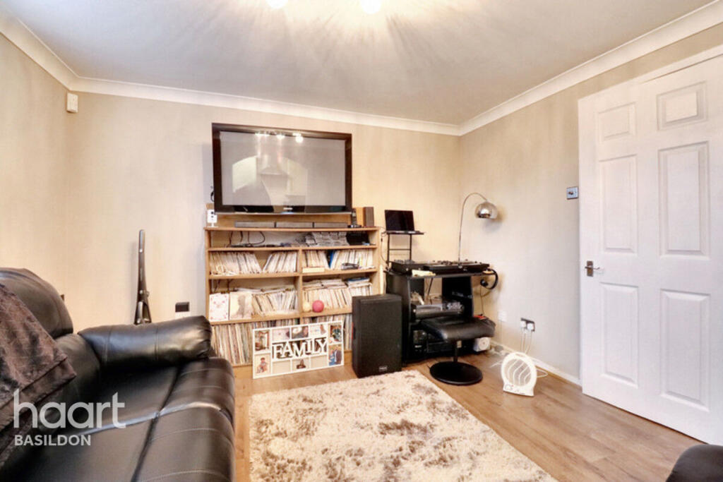 Robinia Close, Basildon photo 3