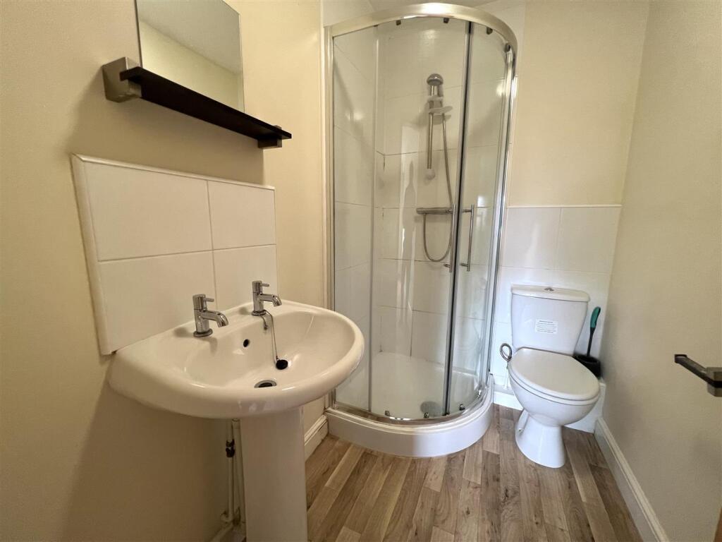 Apartment in Nuneaton and Bedworth, Warwickshire - View 4