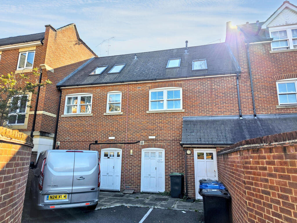 Apartment in Egham - View 3