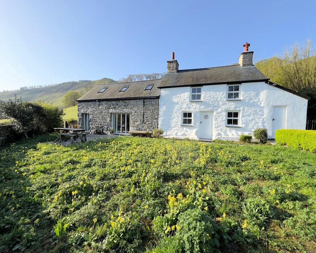 Main image of property: Rhiwlas Llanfihangel, Y Pennnt LL36 9TN